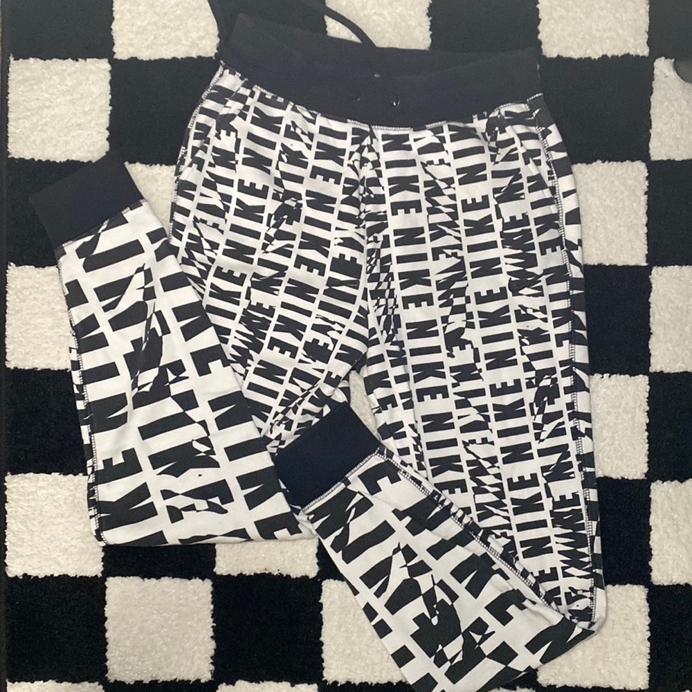 Nike sweatpants size small.